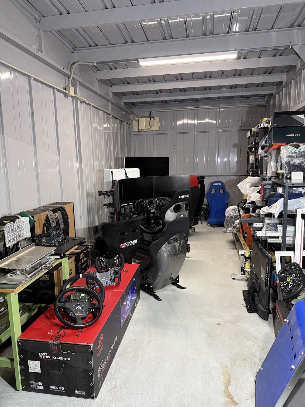 KMR中古シミュレーターガレージの内観。中古シミュレーター筐体やパーツが並ぶ展示場
